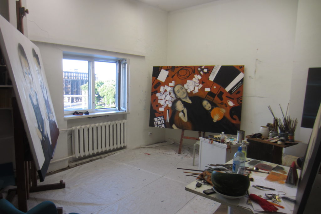 Ateljees maalimas Hobusepea galerii näituseks. 2014