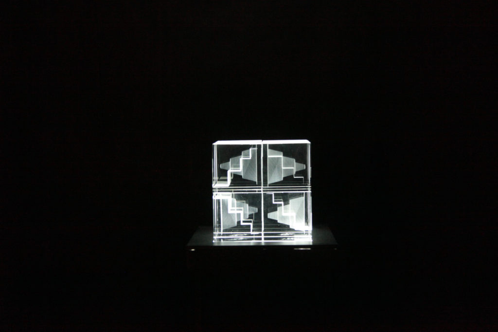 Eve Koha. Mälestused. Klaas, lasergraveering klaasimassi sees, LED. 2014